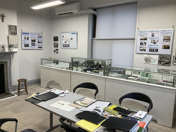★閲覧コーナーと展示台1(リサイズ)