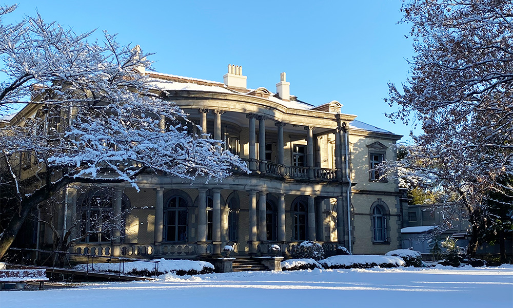 雪の本館